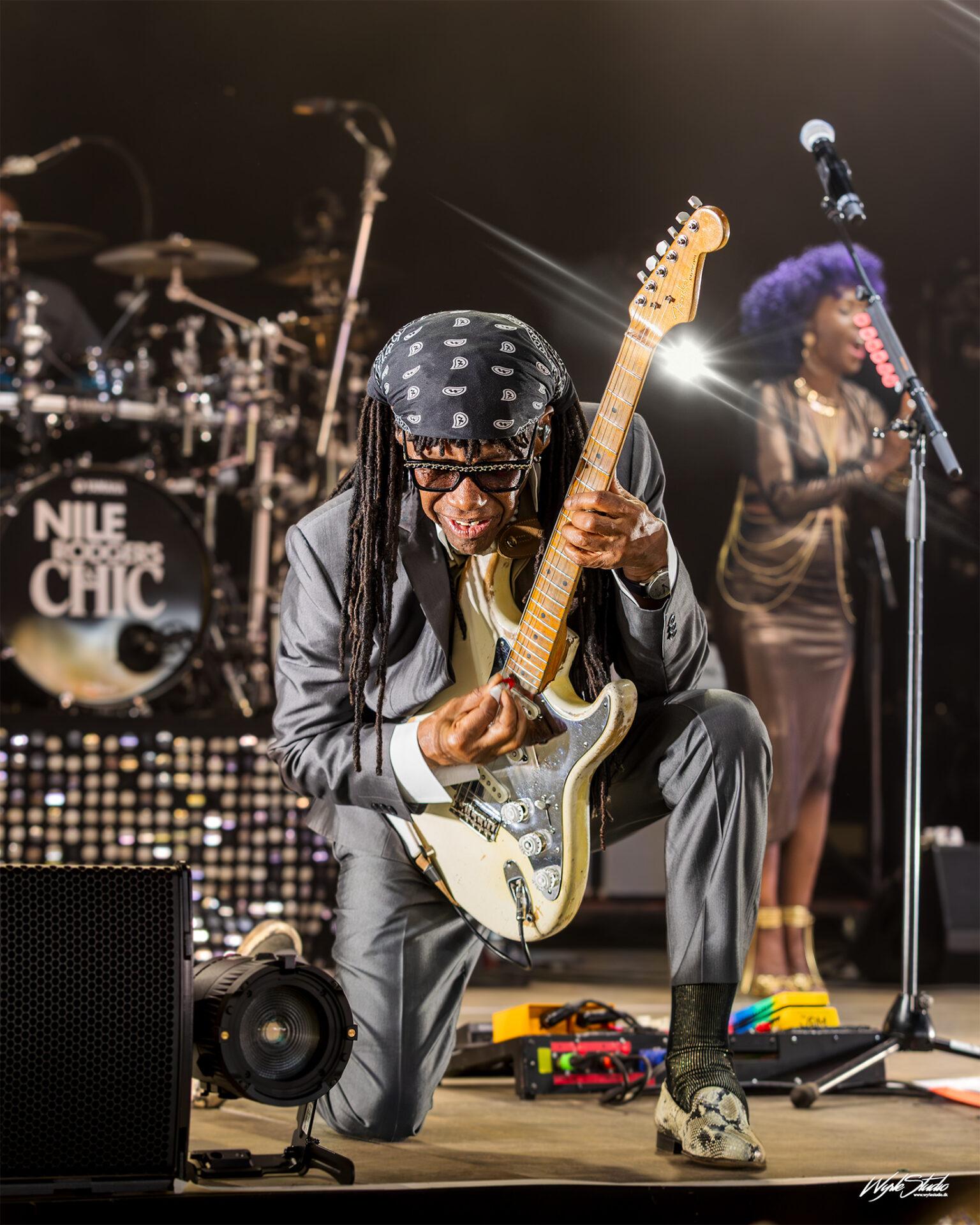 snake pose Circus Tornment